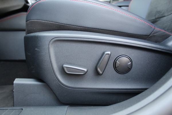 Ford Kuga 2.5-225pk Plug-in Hybrid ST-Line X. Hybride rijden voor een reële prijs ! Adaptive Cruise Control, Stoel- en voorraamverwarming, Climate Control, Metallic lak, Camera v+a, Elektr. achterklep, Side- en lane assist etc.