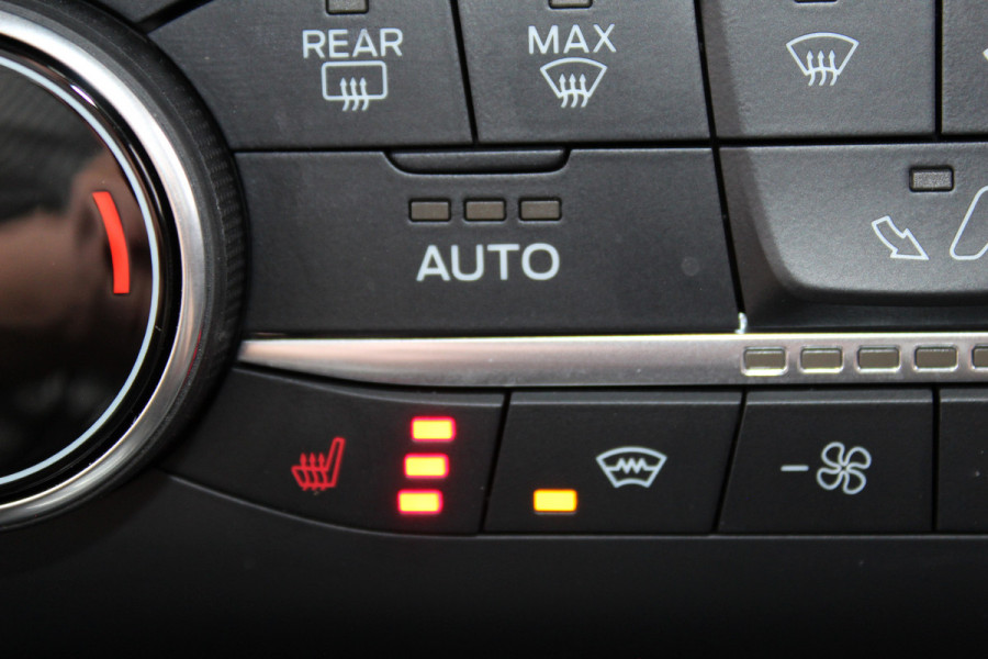 Ford Kuga 2.5-225pk Plug-in Hybrid ST-Line X. Hybride rijden voor een reële prijs ! Adaptive Cruise Control, Stoel- en voorraamverwarming, Climate Control, Metallic lak, Camera v+a, Elektr. achterklep, Side- en lane assist etc.