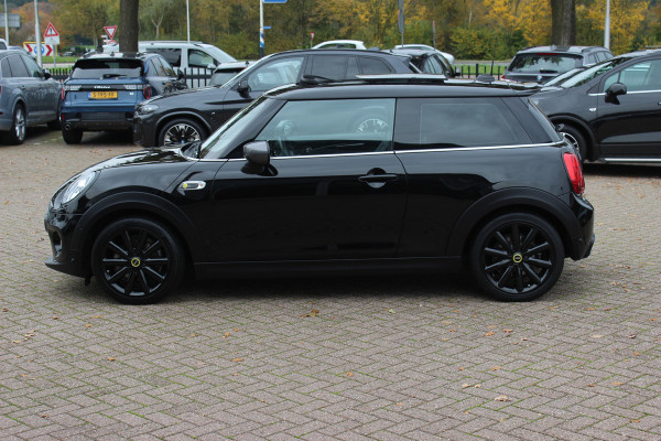 MINI Mini Electric Yours 33 kWh / SoH 95.5% / Full option! / Panoramadak / Camera / Head-up / Leder / Harman Kardon / Keyless / 17'' / CarPlay / Stoelverwarming / Matrix LED / DAB / Cruise Control