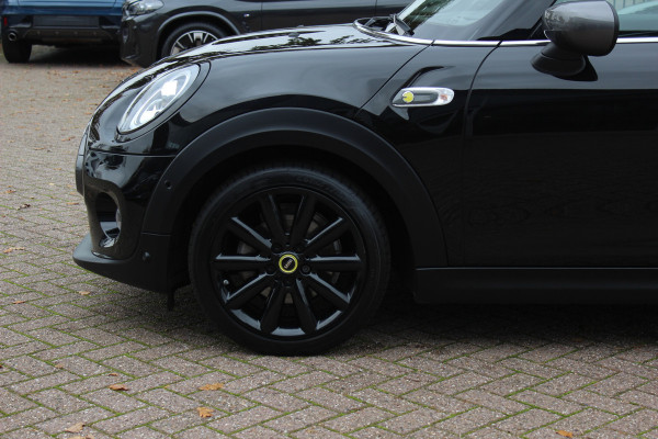 MINI Mini Electric Yours 33 kWh / SoH 95.5% / Full option! / Panoramadak / Camera / Head-up / Leder / Harman Kardon / Keyless / 17'' / CarPlay / Stoelverwarming / Matrix LED / DAB / Cruise Control