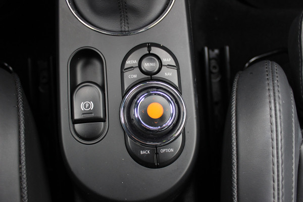 MINI Mini Electric Yours 33 kWh / SoH 95.5% / Full option! / Panoramadak / Camera / Head-up / Leder / Harman Kardon / Keyless / 17'' / CarPlay / Stoelverwarming / Matrix LED / DAB / Cruise Control