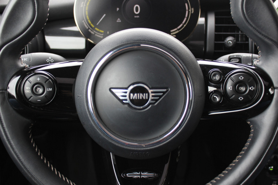 MINI Mini Electric Yours 33 kWh / SoH 95.5% / Full option! / Panoramadak / Camera / Head-up / Leder / Harman Kardon / Keyless / 17'' / CarPlay / Stoelverwarming / Matrix LED / DAB / Cruise Control