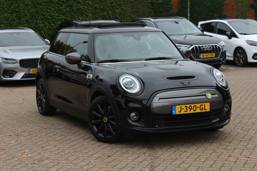 MINI Mini Electric Yours 33 kWh / SoH 95.5% / Full option! / Panoramadak / Camera / Head-up / Leder / Harman Kardon / Keyless / 17'' / CarPlay / Stoelverwarming / Matrix LED / DAB / Cruise Control