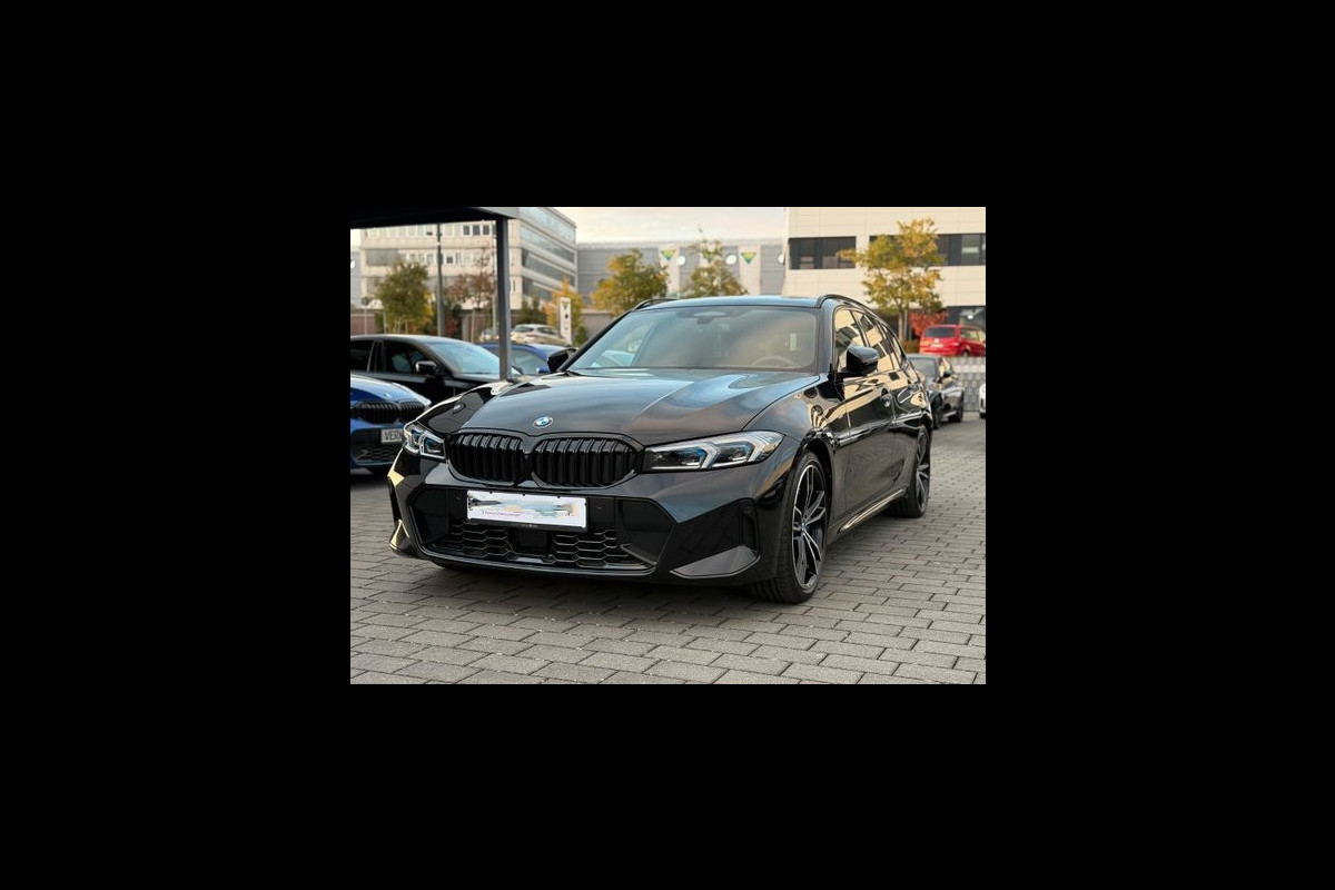 BMW 3 Serie Touring 320d xDrive M-SPORT ** LED, NAVI+, HALF-LEDER, PANO, H&K, HuD, TREKH, 19-inch LMV ** 1e EIG - UNFALLFREI ** ** INFORMEER OOK NAAR ONZE AANTREKKELIJKE FINANCIAL-LEASE TARIEVEN **