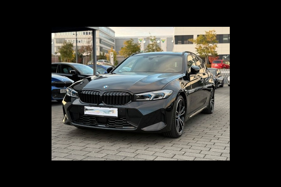 BMW 3 Serie Touring 320d xDrive M-SPORT ** LED, NAVI+, HALF-LEDER, PANO, H&K, HuD, TREKH, 19-inch LMV ** 1e EIG - UNFALLFREI ** ** INFORMEER OOK NAAR ONZE AANTREKKELIJKE FINANCIAL-LEASE TARIEVEN **