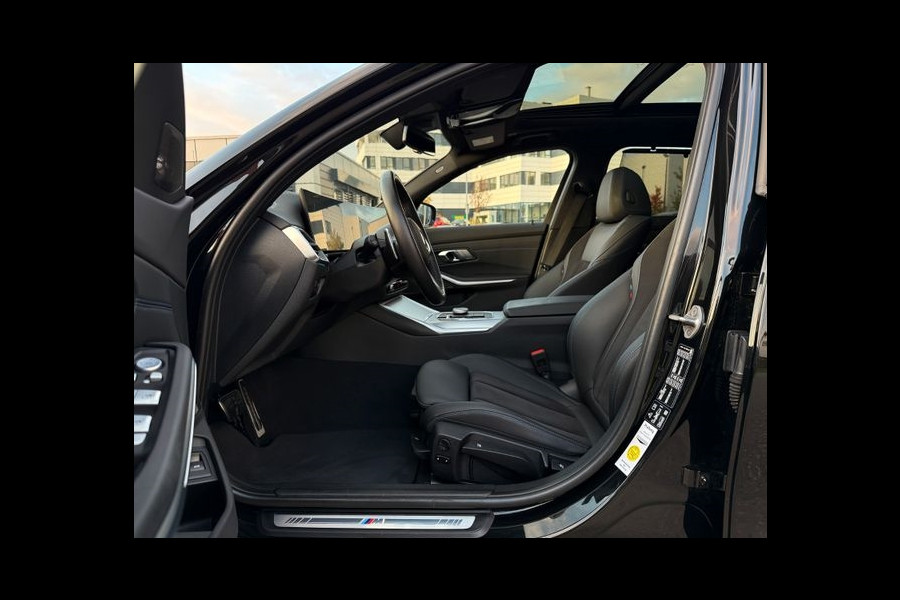 BMW 3 Serie Touring 320d xDrive M-SPORT ** LED, NAVI+, HALF-LEDER, PANO, H&K, HuD, TREKH, 19-inch LMV ** 1e EIG - UNFALLFREI ** ** INFORMEER OOK NAAR ONZE AANTREKKELIJKE FINANCIAL-LEASE TARIEVEN **