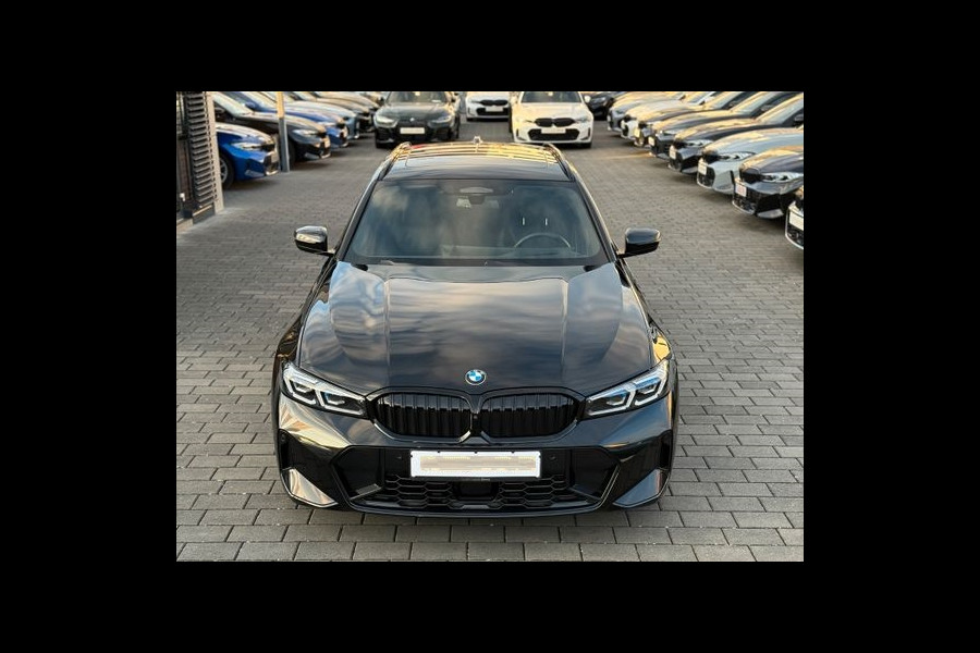 BMW 3 Serie Touring 320d xDrive M-SPORT ** LED, NAVI+, HALF-LEDER, PANO, H&K, HuD, TREKH, 19-inch LMV ** 1e EIG - UNFALLFREI ** ** INFORMEER OOK NAAR ONZE AANTREKKELIJKE FINANCIAL-LEASE TARIEVEN **