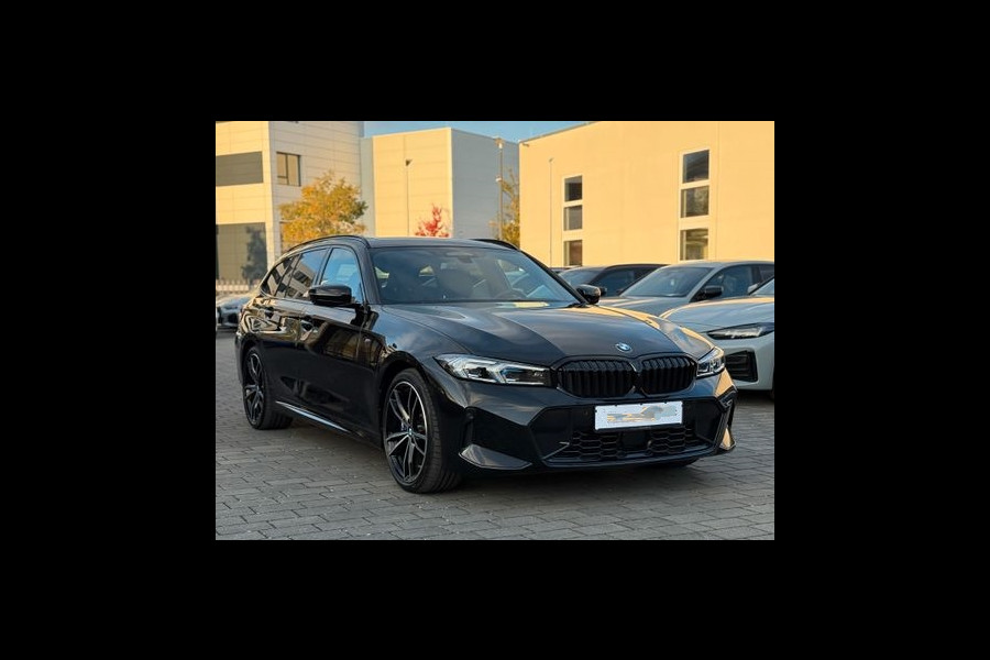 BMW 3 Serie Touring 320d xDrive M-SPORT ** LED, NAVI+, HALF-LEDER, PANO, H&K, HuD, TREKH, 19-inch LMV ** 1e EIG - UNFALLFREI ** ** INFORMEER OOK NAAR ONZE AANTREKKELIJKE FINANCIAL-LEASE TARIEVEN **