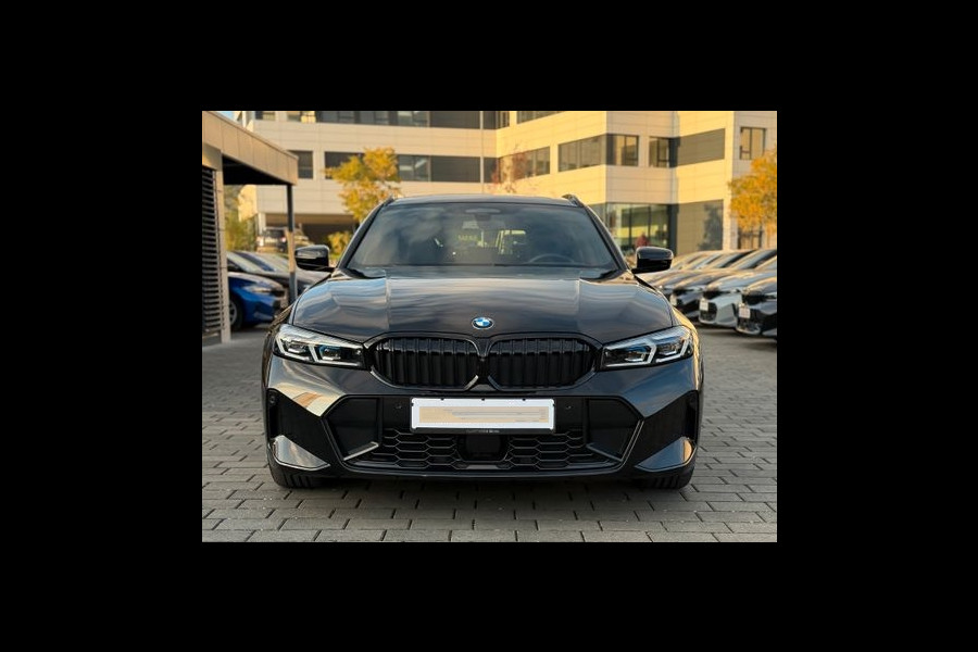 BMW 3 Serie Touring 320d xDrive M-SPORT ** LED, NAVI+, HALF-LEDER, PANO, H&K, HuD, TREKH, 19-inch LMV ** 1e EIG - UNFALLFREI ** ** INFORMEER OOK NAAR ONZE AANTREKKELIJKE FINANCIAL-LEASE TARIEVEN **