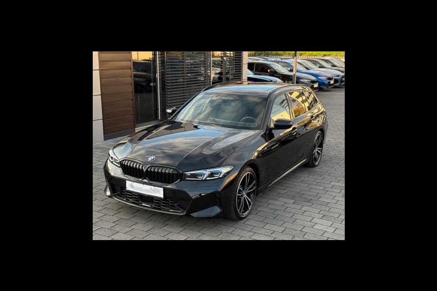 BMW 3 Serie Touring 320d xDrive M-SPORT ** LED, NAVI+, HALF-LEDER, PANO, H&K, HuD, TREKH, 19-inch LMV ** 1e EIG - UNFALLFREI ** ** INFORMEER OOK NAAR ONZE AANTREKKELIJKE FINANCIAL-LEASE TARIEVEN **