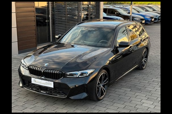 BMW 3 Serie Touring 320d xDrive M-SPORT ** LED, NAVI+, HALF-LEDER, PANO, H&K, HuD, TREKH, 19-inch LMV ** 1e EIG - UNFALLFREI ** ** INFORMEER OOK NAAR ONZE AANTREKKELIJKE FINANCIAL-LEASE TARIEVEN **