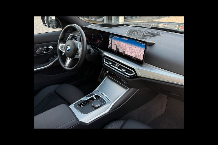 BMW 3 Serie Touring 320d xDrive M-SPORT ** LED, NAVI+, HALF-LEDER, PANO, H&K, HuD, TREKH, 19-inch LMV ** 1e EIG - UNFALLFREI ** ** INFORMEER OOK NAAR ONZE AANTREKKELIJKE FINANCIAL-LEASE TARIEVEN **