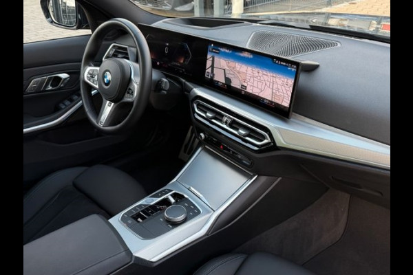 BMW 3 Serie Touring 320d xDrive M-SPORT ** LED, NAVI+, HALF-LEDER, PANO, H&K, HuD, TREKH, 19-inch LMV ** 1e EIG - UNFALLFREI ** ** INFORMEER OOK NAAR ONZE AANTREKKELIJKE FINANCIAL-LEASE TARIEVEN **