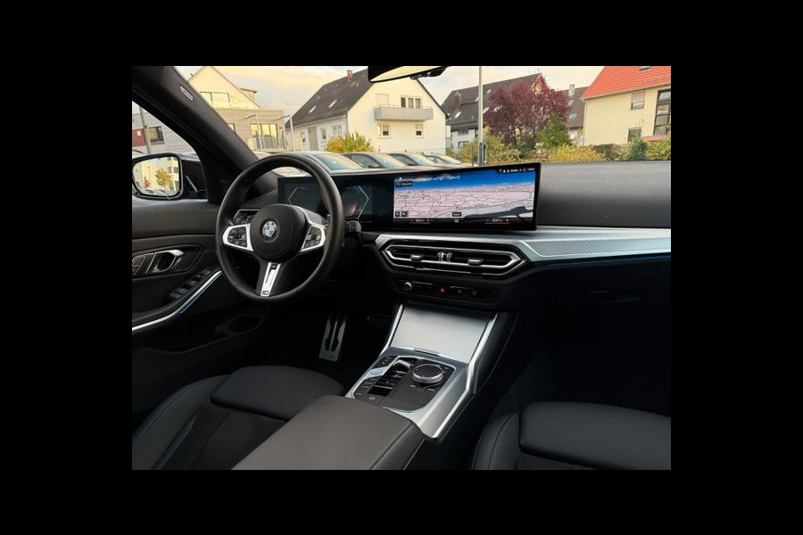 BMW 3 Serie Touring 320d xDrive M-SPORT ** LED, NAVI+, HALF-LEDER, PANO, H&K, HuD, TREKH, 19-inch LMV ** 1e EIG - UNFALLFREI ** ** INFORMEER OOK NAAR ONZE AANTREKKELIJKE FINANCIAL-LEASE TARIEVEN **