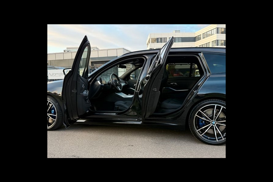 BMW 3 Serie Touring 320d xDrive M-SPORT ** LED, NAVI+, HALF-LEDER, PANO, H&K, HuD, TREKH, 19-inch LMV ** 1e EIG - UNFALLFREI ** ** INFORMEER OOK NAAR ONZE AANTREKKELIJKE FINANCIAL-LEASE TARIEVEN **