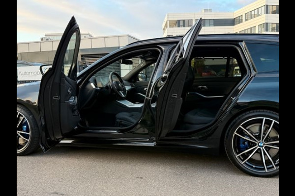 BMW 3 Serie Touring 320d xDrive M-SPORT ** LED, NAVI+, HALF-LEDER, PANO, H&K, HuD, TREKH, 19-inch LMV ** 1e EIG - UNFALLFREI ** ** INFORMEER OOK NAAR ONZE AANTREKKELIJKE FINANCIAL-LEASE TARIEVEN **