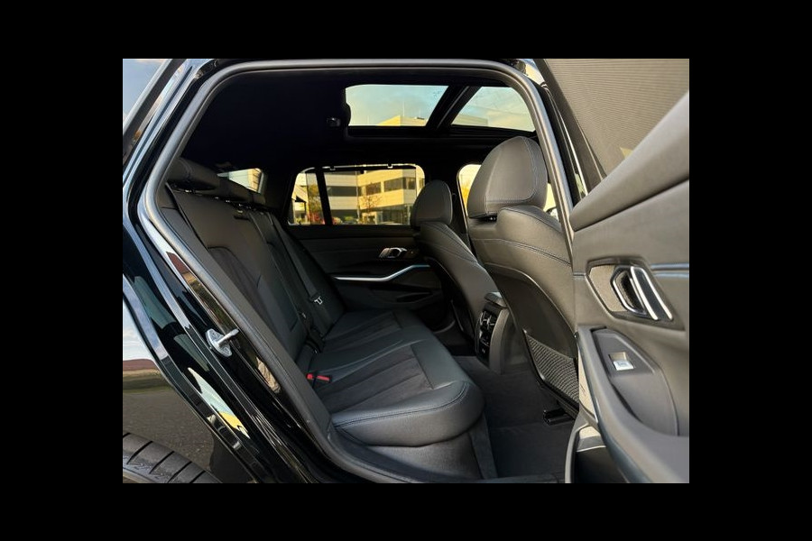 BMW 3 Serie Touring 320d xDrive M-SPORT ** LED, NAVI+, HALF-LEDER, PANO, H&K, HuD, TREKH, 19-inch LMV ** 1e EIG - UNFALLFREI ** ** INFORMEER OOK NAAR ONZE AANTREKKELIJKE FINANCIAL-LEASE TARIEVEN **