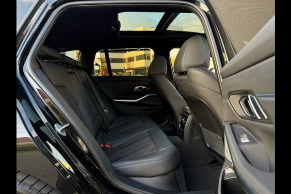 BMW 3 Serie Touring 320d xDrive M-SPORT ** LED, NAVI+, HALF-LEDER, PANO, H&K, HuD, TREKH, 19-inch LMV ** 1e EIG - UNFALLFREI ** ** INFORMEER OOK NAAR ONZE AANTREKKELIJKE FINANCIAL-LEASE TARIEVEN **