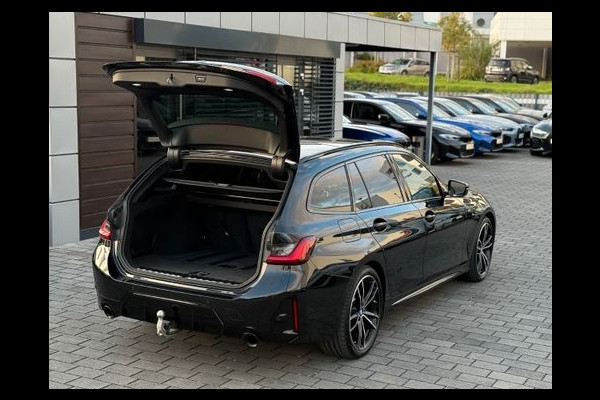 BMW 3 Serie Touring 320d xDrive M-SPORT ** LED, NAVI+, HALF-LEDER, PANO, H&K, HuD, TREKH, 19-inch LMV ** 1e EIG - UNFALLFREI ** ** INFORMEER OOK NAAR ONZE AANTREKKELIJKE FINANCIAL-LEASE TARIEVEN **