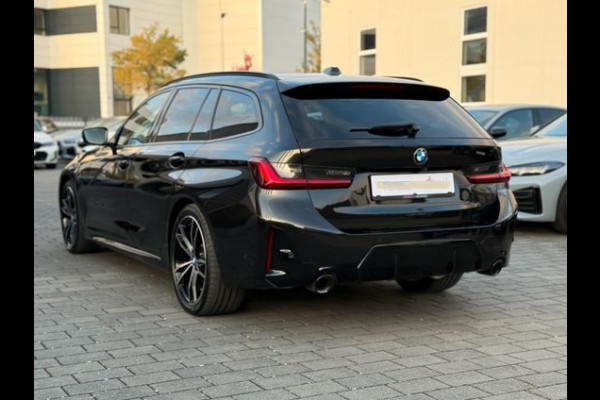 BMW 3 Serie Touring 320d xDrive M-SPORT ** LED, NAVI+, HALF-LEDER, PANO, H&K, HuD, TREKH, 19-inch LMV ** 1e EIG - UNFALLFREI ** ** INFORMEER OOK NAAR ONZE AANTREKKELIJKE FINANCIAL-LEASE TARIEVEN **
