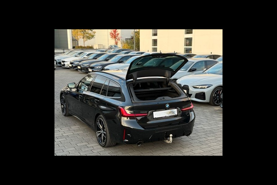 BMW 3 Serie Touring 320d xDrive M-SPORT ** LED, NAVI+, HALF-LEDER, PANO, H&K, HuD, TREKH, 19-inch LMV ** 1e EIG - UNFALLFREI ** ** INFORMEER OOK NAAR ONZE AANTREKKELIJKE FINANCIAL-LEASE TARIEVEN **