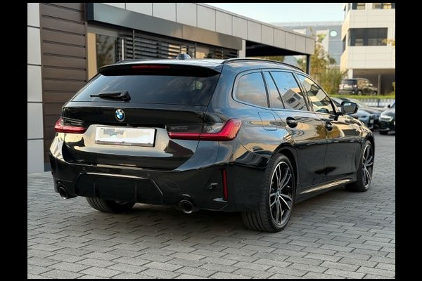 BMW 3 Serie Touring 320d xDrive M-SPORT ** LED, NAVI+, HALF-LEDER, PANO, H&K, HuD, TREKH, 19-inch LMV ** 1e EIG - UNFALLFREI ** ** INFORMEER OOK NAAR ONZE AANTREKKELIJKE FINANCIAL-LEASE TARIEVEN **