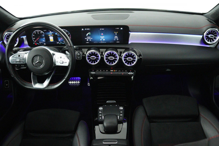 Mercedes-Benz CLA-Klasse Shooting Brake 180 AMG Night Upgrade (PANORAMADAK, SFEERVERLICHTING, STOELVERWARMING, 1e EIGENAAR)