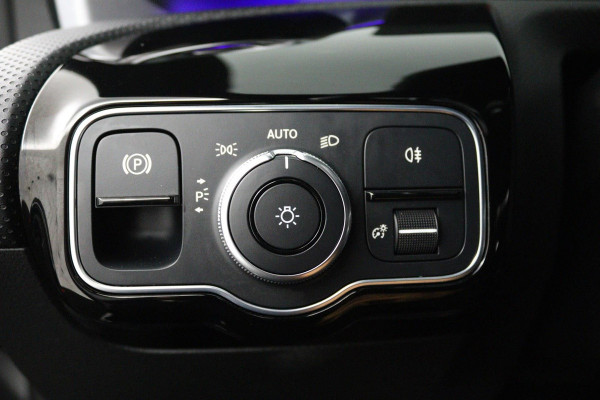 Mercedes-Benz CLA-Klasse Shooting Brake 180 AMG Night Upgrade (PANORAMADAK, SFEERVERLICHTING, STOELVERWARMING, 1e EIGENAAR)