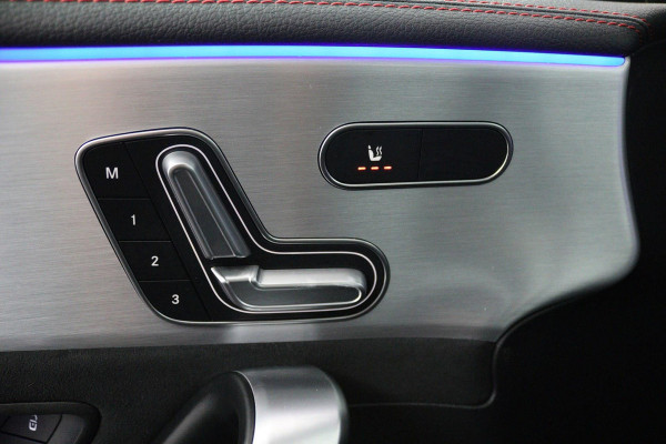 Mercedes-Benz CLA-Klasse Shooting Brake 180 AMG Night Upgrade (PANORAMADAK, SFEERVERLICHTING, STOELVERWARMING, 1e EIGENAAR)