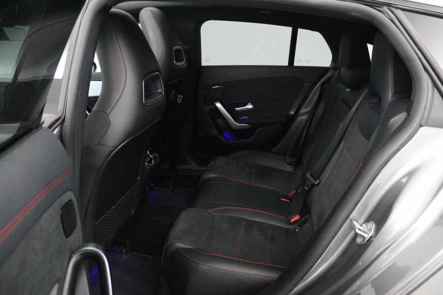 Mercedes-Benz CLA-Klasse Shooting Brake 180 AMG Night Upgrade (PANORAMADAK, SFEERVERLICHTING, STOELVERWARMING, 1e EIGENAAR)