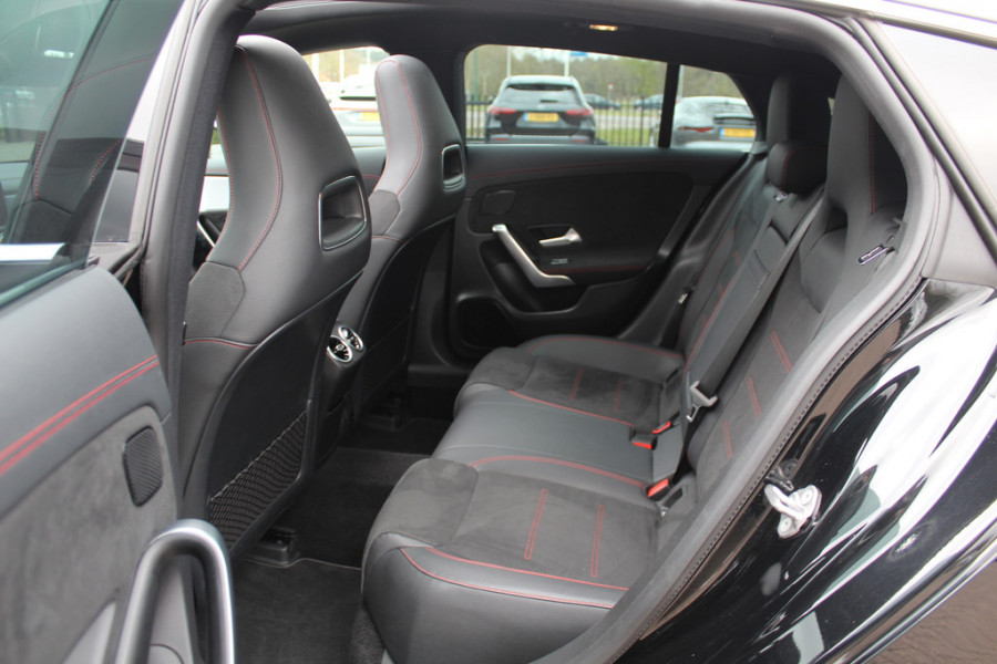 Mercedes-Benz CLA-Klasse Shooting Brake 200 Business Solution AMG / Panoramadak / Camera / Memory seats / Keyless / 18'' / Matrix LED / Navigatie / Stoelverwarming / Cruise Control