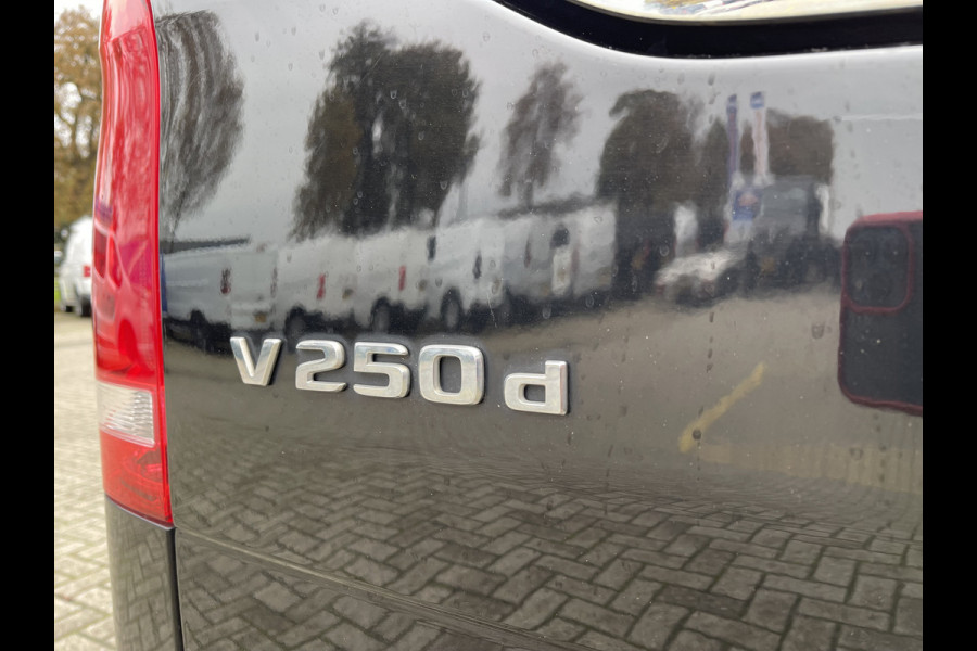 Mercedes-Benz V-Klasse 250d 190pk automaat Lang L2H1 DC 5 persoons Avantgarde / vaste prijs rijklaar € 39.950 marge / lease vanaf € 652 / zwart leer / electrische schuifdeuren / zwart metallic / burmester