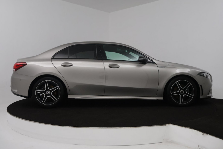 Mercedes-Benz A-Klasse 200 Business Solution AMG (STOELVERWARMING, ACHTERUITRIJCAMERA, PARKEERSENSOREN)