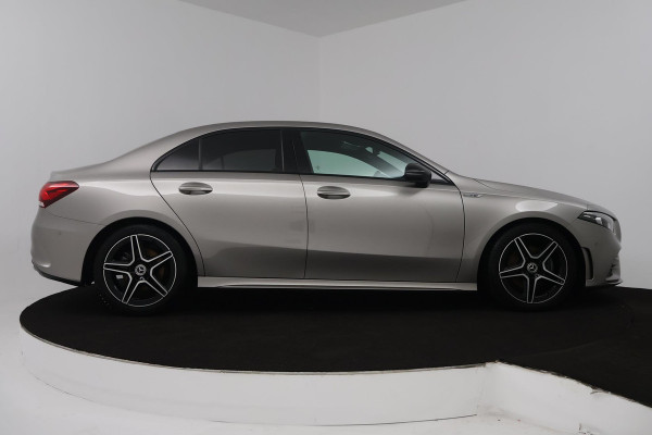 Mercedes-Benz A-Klasse 200 Business Solution AMG (STOELVERWARMING, ACHTERUITRIJCAMERA, PARKEERSENSOREN)