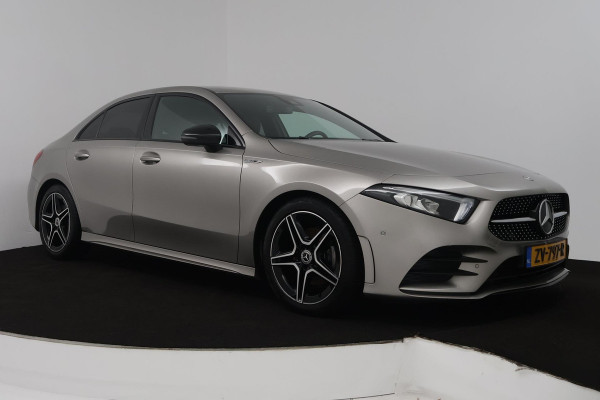 Mercedes-Benz A-Klasse 200 Business Solution AMG (STOELVERWARMING, ACHTERUITRIJCAMERA, PARKEERSENSOREN)