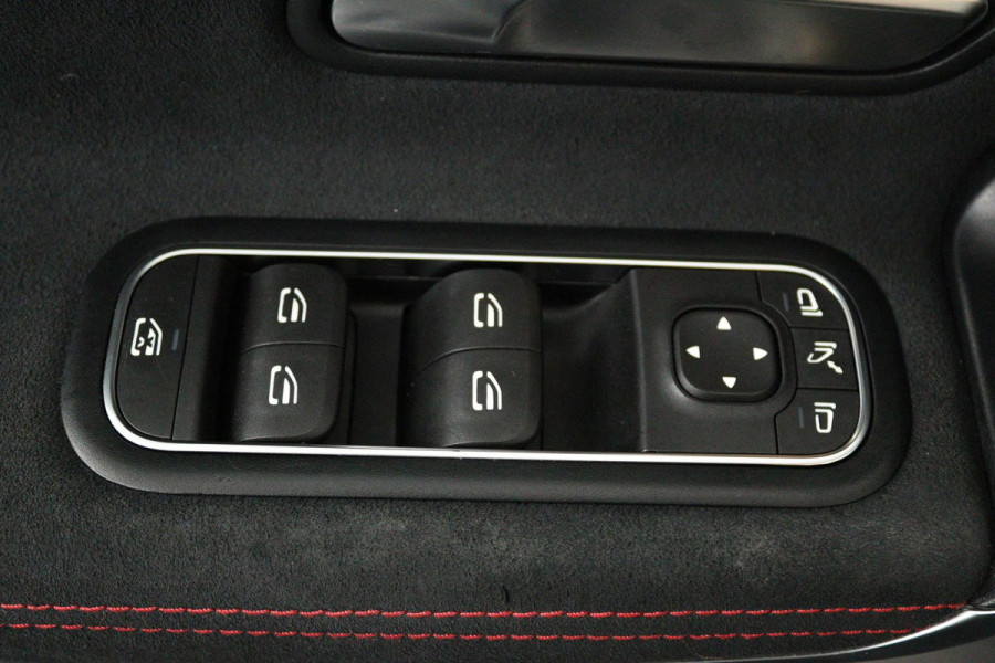 Mercedes-Benz A-Klasse 200 Business Solution AMG (STOELVERWARMING, ACHTERUITRIJCAMERA, PARKEERSENSOREN)