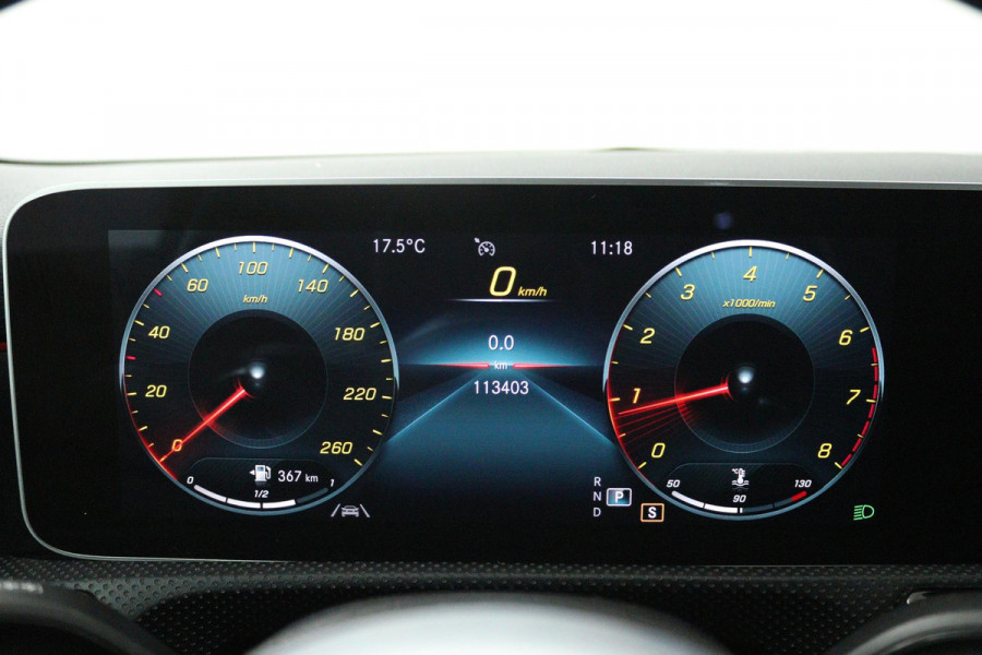 Mercedes-Benz A-Klasse 200 Business Solution AMG (STOELVERWARMING, ACHTERUITRIJCAMERA, PARKEERSENSOREN)