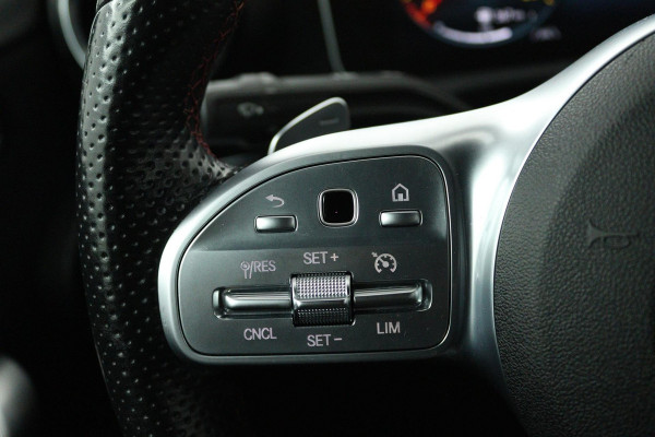 Mercedes-Benz A-Klasse 200 Business Solution AMG (STOELVERWARMING, ACHTERUITRIJCAMERA, PARKEERSENSOREN)