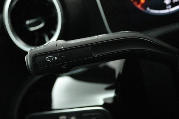 Mercedes-Benz A-Klasse 200 Business Solution AMG (STOELVERWARMING, ACHTERUITRIJCAMERA, PARKEERSENSOREN)