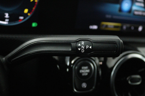 Mercedes-Benz A-Klasse 200 Business Solution AMG (STOELVERWARMING, ACHTERUITRIJCAMERA, PARKEERSENSOREN)
