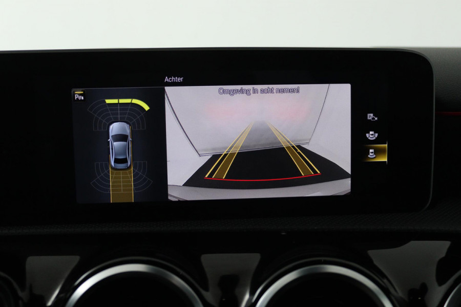 Mercedes-Benz A-Klasse 200 Business Solution AMG (STOELVERWARMING, ACHTERUITRIJCAMERA, PARKEERSENSOREN)
