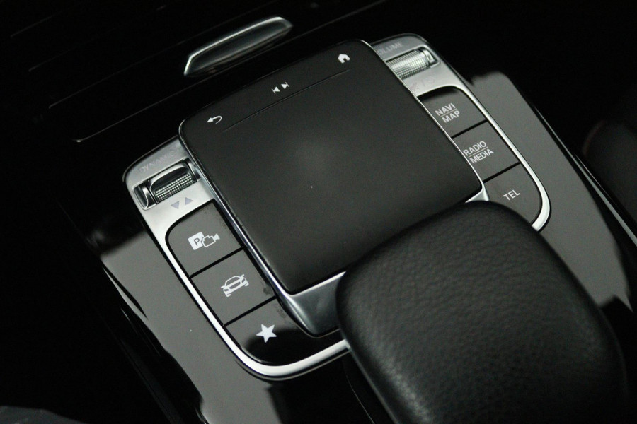 Mercedes-Benz A-Klasse 200 Business Solution AMG (STOELVERWARMING, ACHTERUITRIJCAMERA, PARKEERSENSOREN)