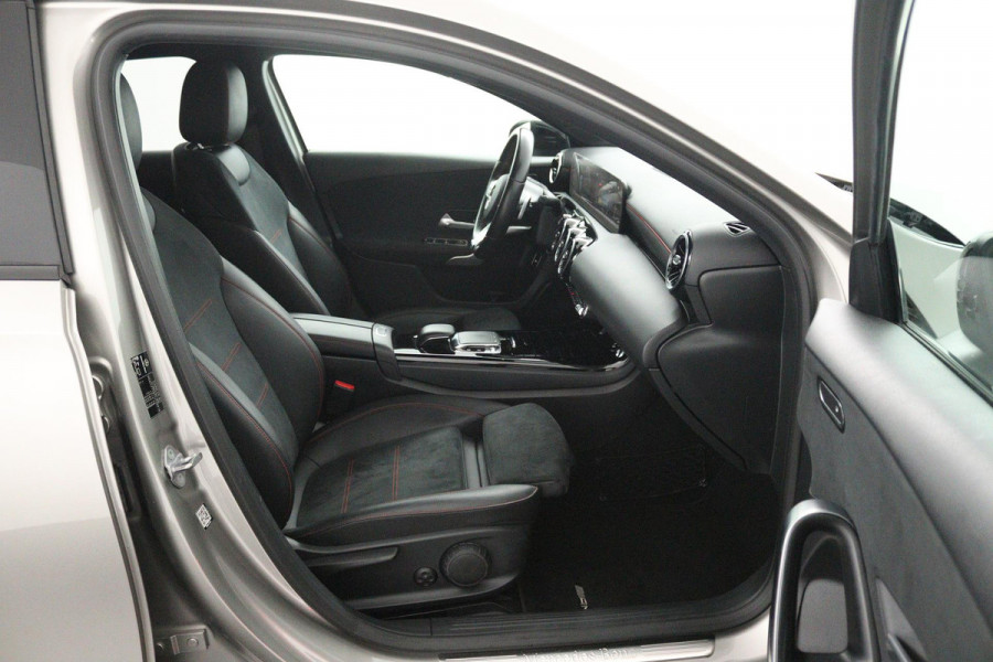 Mercedes-Benz A-Klasse 200 Business Solution AMG (STOELVERWARMING, ACHTERUITRIJCAMERA, PARKEERSENSOREN)
