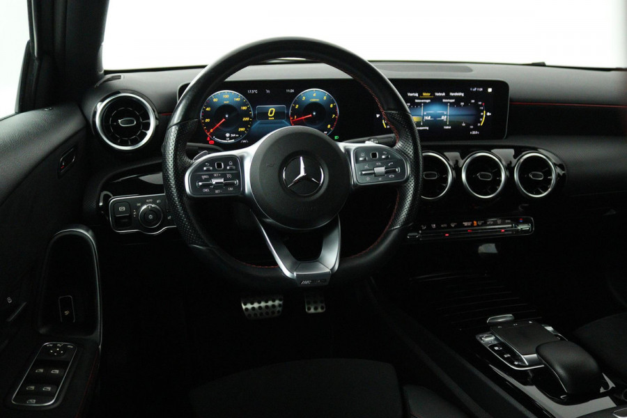 Mercedes-Benz A-Klasse 200 Business Solution AMG (STOELVERWARMING, ACHTERUITRIJCAMERA, PARKEERSENSOREN)