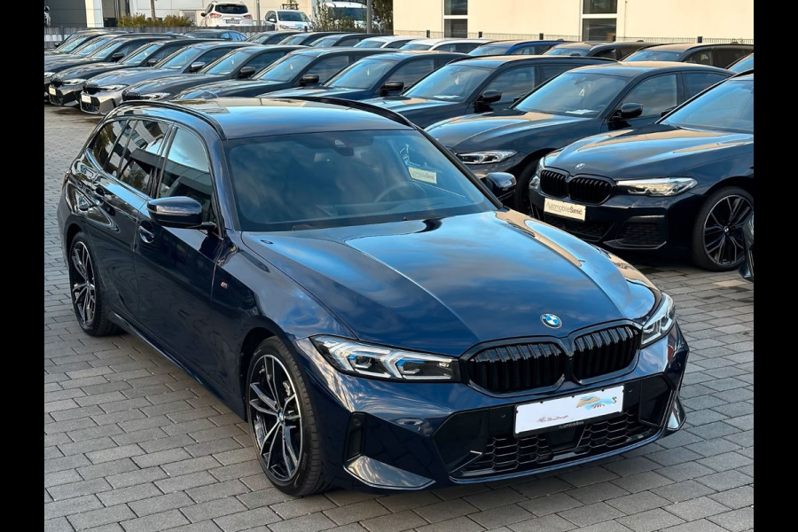 BMW 3 Serie Touring 320d xDrive M-SPORT ** LED, NAVI+, HALF-LEDER, VERW. STUUR, HuD, TREKH, 19-inch LMV, TANSANIT BLAU ** 1e EIG - UNFALLFREI ** ** INFORMEER OOK NAAR ONZE AANTREKKELIJKE FINANCIAL-LEASE TARIEVEN **