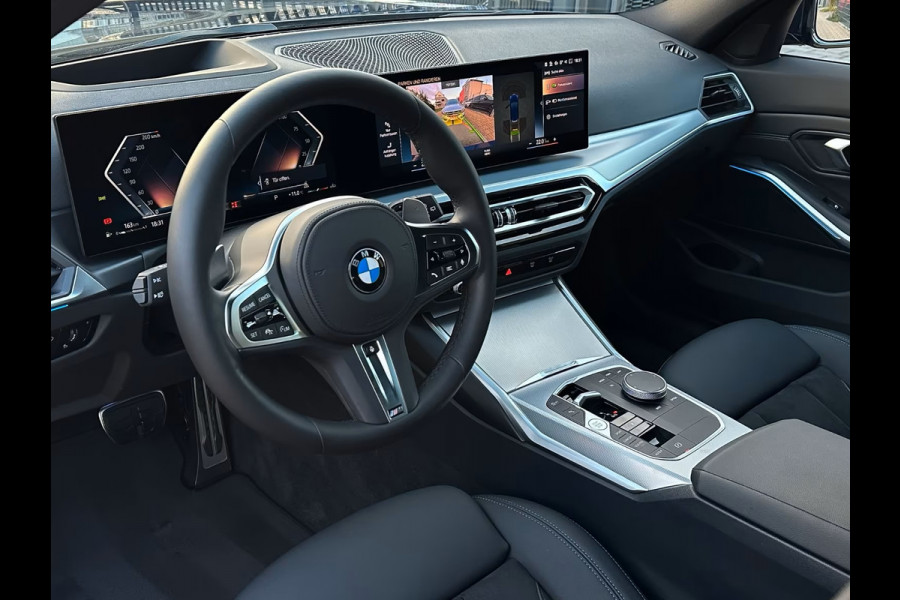 BMW 3 Serie Touring 320d xDrive M-SPORT ** LED, NAVI+, HALF-LEDER, VERW. STUUR, HuD, TREKH, 19-inch LMV, TANSANIT BLAU ** 1e EIG - UNFALLFREI ** ** INFORMEER OOK NAAR ONZE AANTREKKELIJKE FINANCIAL-LEASE TARIEVEN **