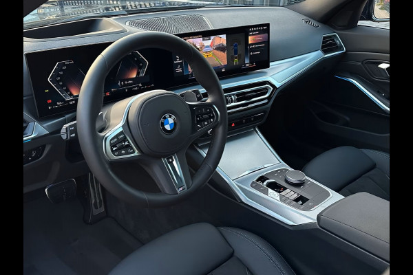BMW 3 Serie Touring 320d xDrive M-SPORT ** LED, NAVI+, HALF-LEDER, VERW. STUUR, HuD, TREKH, 19-inch LMV, TANSANIT BLAU ** 1e EIG - UNFALLFREI ** ** INFORMEER OOK NAAR ONZE AANTREKKELIJKE FINANCIAL-LEASE TARIEVEN **