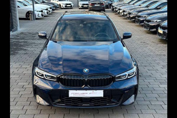 BMW 3 Serie Touring 320d xDrive M-SPORT ** LED, NAVI+, HALF-LEDER, VERW. STUUR, HuD, TREKH, 19-inch LMV, TANSANIT BLAU ** 1e EIG - UNFALLFREI ** ** INFORMEER OOK NAAR ONZE AANTREKKELIJKE FINANCIAL-LEASE TARIEVEN **