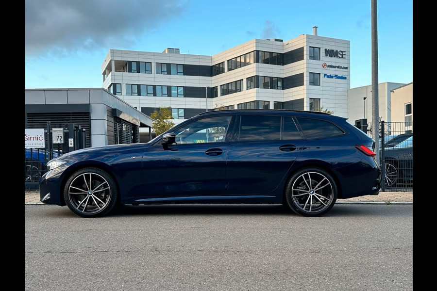 BMW 3 Serie Touring 320d xDrive M-SPORT ** LED, NAVI+, HALF-LEDER, VERW. STUUR, HuD, TREKH, 19-inch LMV, TANSANIT BLAU ** 1e EIG - UNFALLFREI ** ** INFORMEER OOK NAAR ONZE AANTREKKELIJKE FINANCIAL-LEASE TARIEVEN **