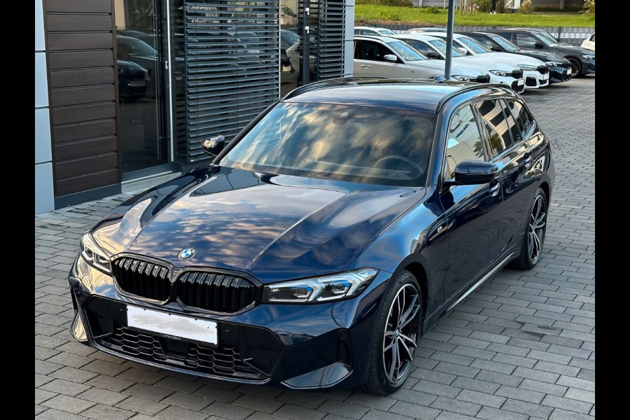 BMW 3 Serie Touring 320d xDrive M-SPORT ** LED, NAVI+, HALF-LEDER, VERW. STUUR, HuD, TREKH, 19-inch LMV, TANSANIT BLAU ** 1e EIG - UNFALLFREI ** ** INFORMEER OOK NAAR ONZE AANTREKKELIJKE FINANCIAL-LEASE TARIEVEN **